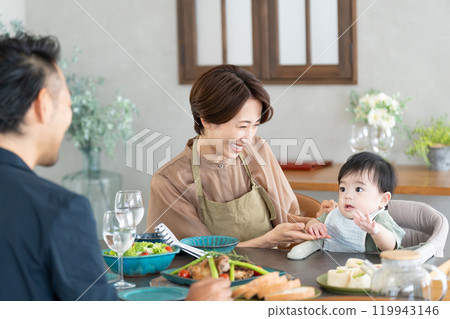 Middle-aged family eating at the dining table 119943146