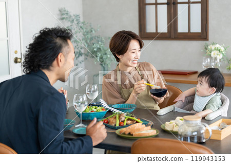 一對夫婦給他們的寶寶餵嬰兒食品 119943153