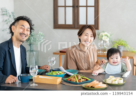 有趣的家庭用餐圖像 119943154