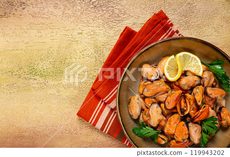 mussels no shell, boiled, mussels, peeled, in a bowl, with lemon and parsley, Chilean mussels, top view, no people, 119943202