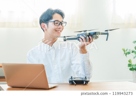 無人機電腦年輕人 119943273