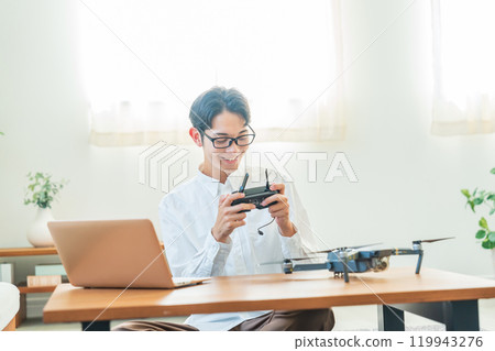 無人機電腦年輕人 119943276