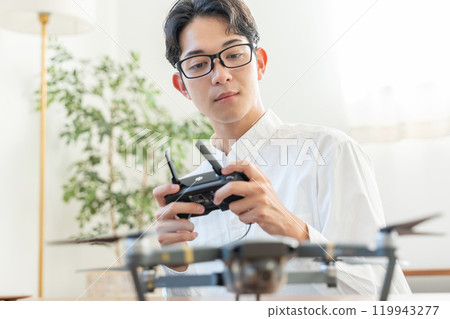 操作無人機的年輕人 119943277