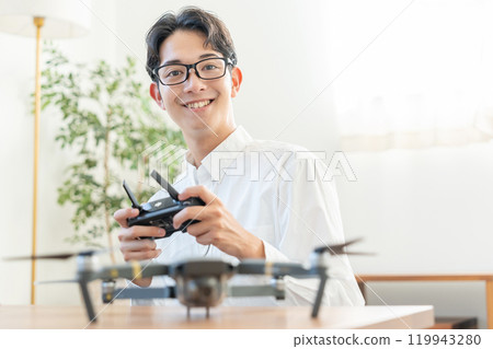 操作無人機的年輕人 119943280