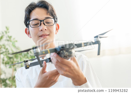 操作無人機的年輕人 119943282