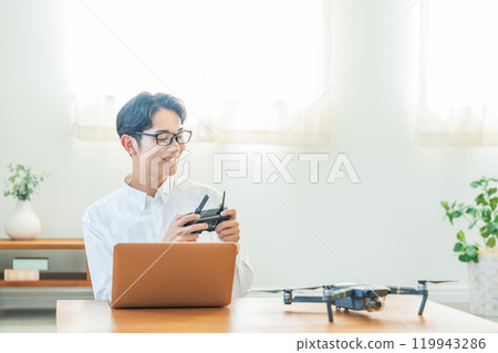 操作無人機的年輕人 119943286