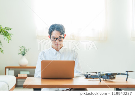 無人機電腦年輕人 119943287