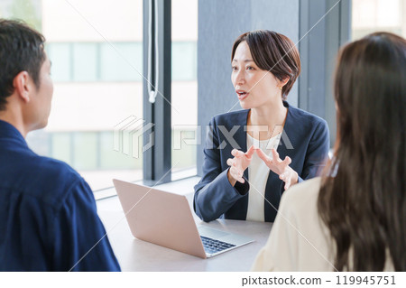A female real estate salesperson and her customer couple A female real estate salesperson and her customer couple 119945751