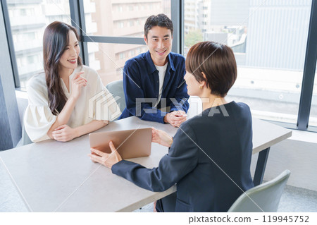 女性房地產推銷員和顧客夫婦 119945752