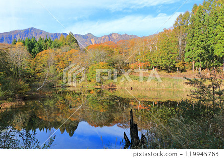 Autumn in Akiyamago: Lake Tenchi and Mount Torikabu 119945763