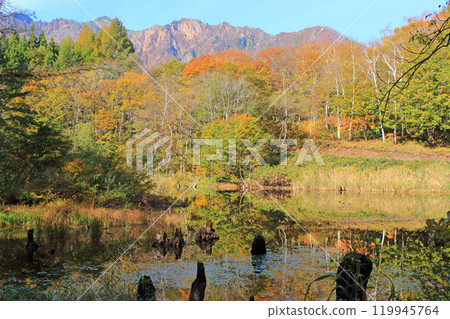 Autumn in Akiyamago: Lake Tenchi and Mount Torikabu Autumn in Akiyamago: Lake Tenchi and Mount Torikabu 119945764