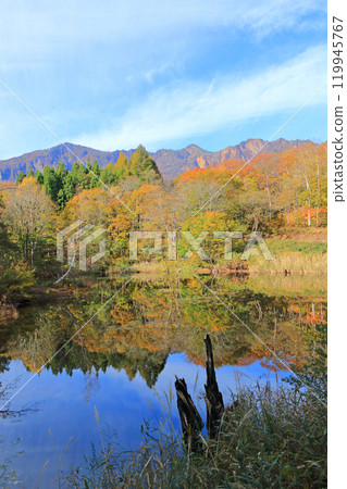 Autumn in Akiyamago: Lake Tenchi and Mount Torikabu 119945767