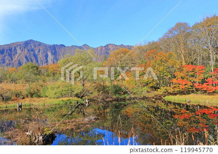 Autumn in Akiyamago: Lake Tenchi and Mount Torikabu 119945770