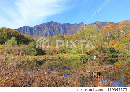 Autumn in Akiyamago: Lake Tenchi and Mount Torikabu 119945775