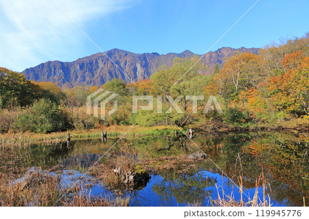 Autumn in Akiyamago: Lake Tenchi and Mount Torikabu 119945776