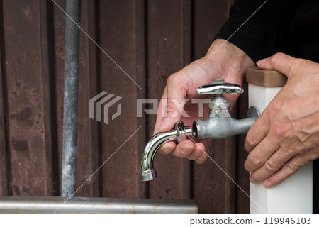 在哪裡安裝新的水龍頭噴嘴 119946103