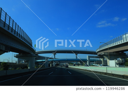 汽車在高速公路上運行 汽車在高速公路上運行 119946286