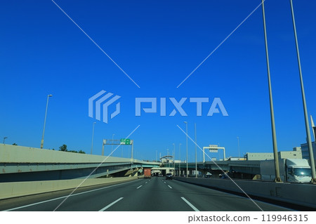 汽車在高速公路上運行 119946315