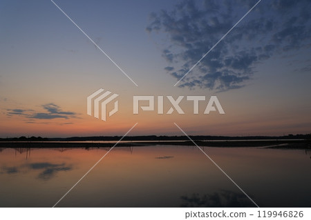 晨光反映在水面上 119946826