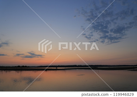 晨光反映在水面上 晨光反映在水面上 119946829