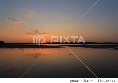 晨光反映在水面上 119946854