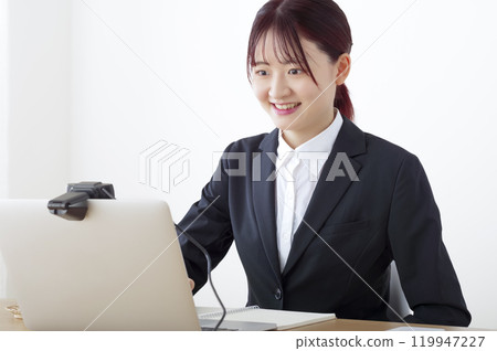 一位女士正在接受線上採訪 一位女士正在接受線上採訪 119947227
