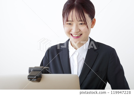 一位女士正在接受線上採訪 119947228