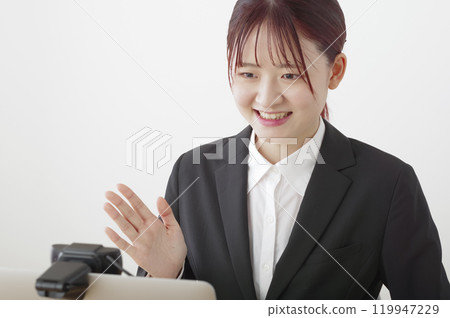一位女士正在接受線上採訪 119947229