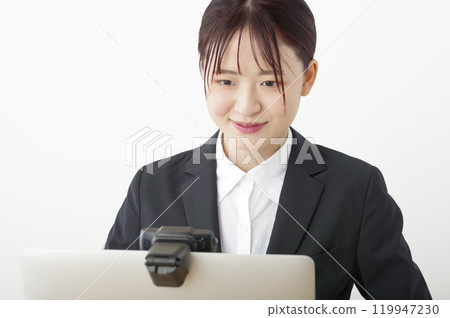 一位女士正在接受線上採訪 119947230