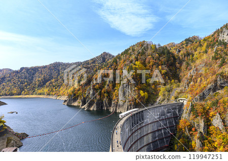 北海道定山溪豐平峽大壩的紅葉(從展望台看到的景色) 北海道定山溪豐平峽大壩的紅葉(從展望台看到的景色) 119947251