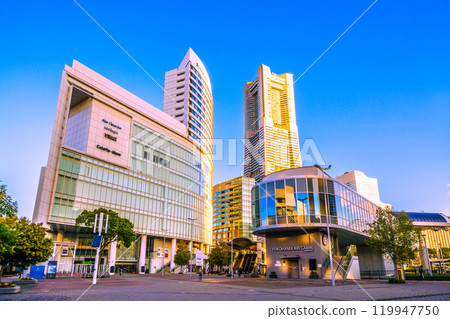 日本橫濱城市景觀橫濱地標塔沐浴在清晨的陽光下，位於櫻木町車站前。希望之光…11 月 3 日 119947750