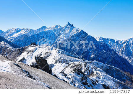 白雪皚皚的北阿爾卑斯山的矢裡岳 119947837