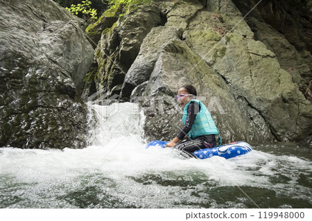 喜歡在河裡玩耍的女孩 119948000