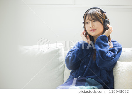 冬天客廳裡戴著耳機的女人 119948032