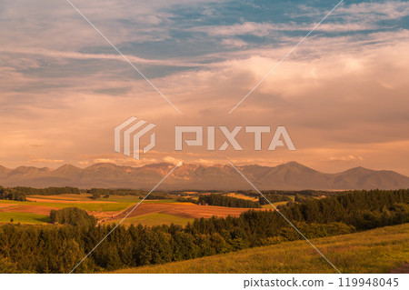 [Autumn sunset and the Tokachi mountain range from Shin-Ei Hill, Biei Town] 119948045