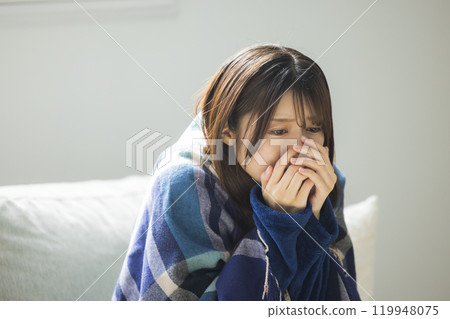 冬天客廳裡的女人身體不適 冬天客廳裡的女人身體不適 119948075