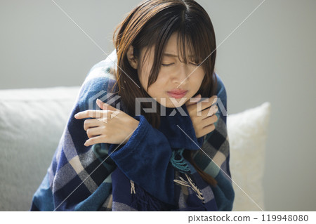 冬天客廳裡的女人身體不適 冬天客廳裡的女人身體不適 119948080