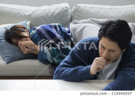 冬天，夫婦在客廳裡，身體不適 119948097