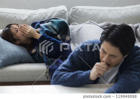 冬天，夫婦在客廳裡，身體不適 119948098