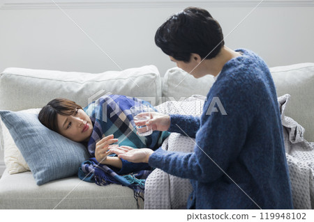 冬天,夫婦在客廳裡,身體不適 冬天,夫婦在客廳裡,身體不適 119948102