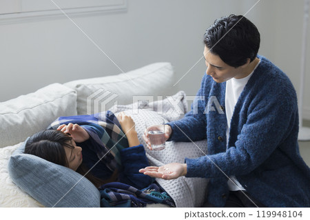 冬天，夫婦在客廳裡，身體不適 119948104