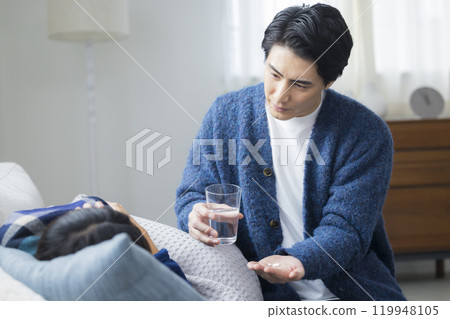 冬天，夫婦在客廳裡，身體不適 119948105
