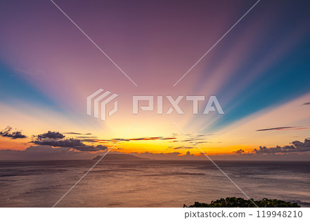 Evening crepuscular rays from Yakushima, the island where the gods reside (Autumn 119948210