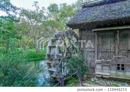 老水磨坊的景象籠罩在寂靜之中 119948253