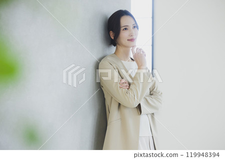 Young woman in a suit with her arms crossed 119948394