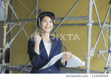 一位身穿西裝的女士在現場看圖紙 一位身穿西裝的女士在現場看圖紙 119948464