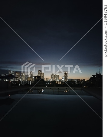 戶外泳池夜景 119948762