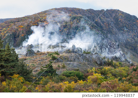 Autumn leaves on Mt. Kurikoma, Sugawa Onsen, Zettazawa Course, Yugeyama 119948837