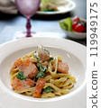 鮭魚和菠菜義大利麵 119949175