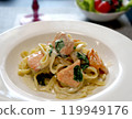 鮭魚和菠菜義大利麵 119949176